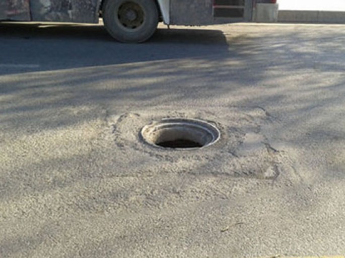 Sərnişin avtobus kanalizasiya quyusuna düşdü:   9 nəfər xəsarət alıb