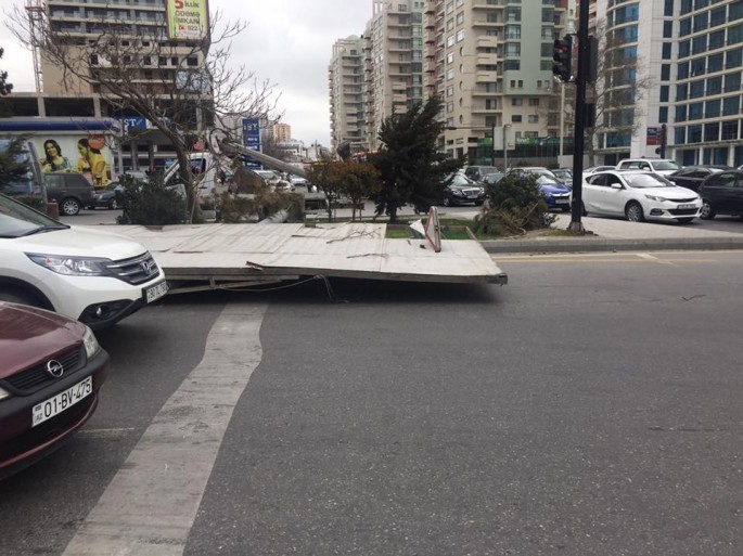 Bakıda iri reklam lövhəsi avtomobil yoluna düşdü - FOTO