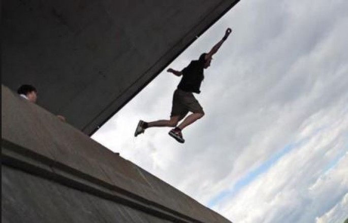 Bakıda 26 yaşlı gənc özünü körpüdən atıb