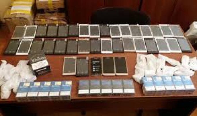 Avtomobildə siqaret və mobil telefon aksesuarları aşkar edilib