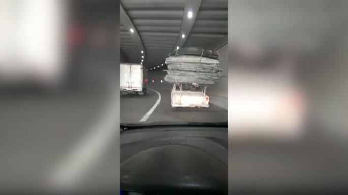 Bakıda su boruları daşıyan avtomobil təhlükə yaratdı