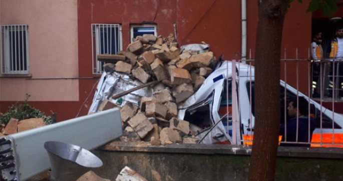 Güclü külək minarəni təcili yardım maşınının üzərinə aşırdı - FOTO