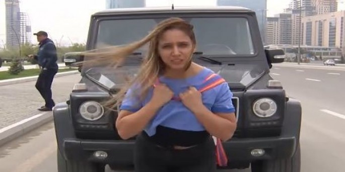 Azərbaycanlı xanım iki tonluq avtomobili yerindən tərpətdi - VİDEO