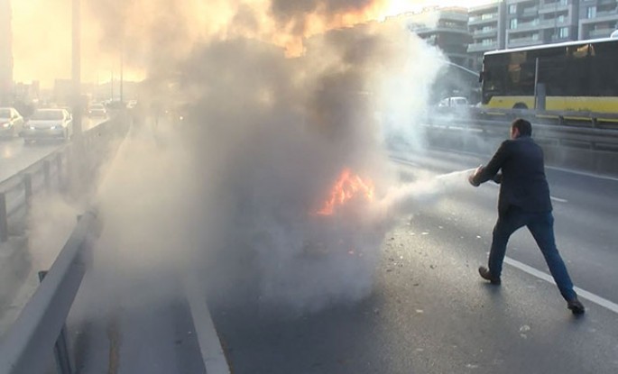 Hərəkətdə olan maşın yandı: Təşvişə düşən ər-arvad avtomobildən… - VİDEO