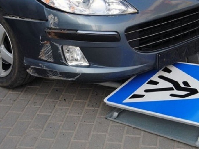 Yolu keçən piyada qadını avtomobil vurdu