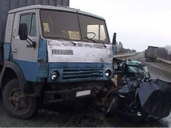 Salyanda “Kamaz”la “Mercedes” toqquşdu, bacı-qardış öldü