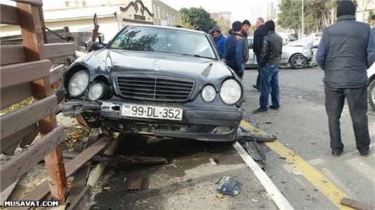 İki “Mercedes” toqquşdu, yaralılar var - FOTO