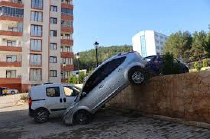Qadın əyləc yerinə qaza basdı: avtomobil göydə asılı qaldı - VİDEO