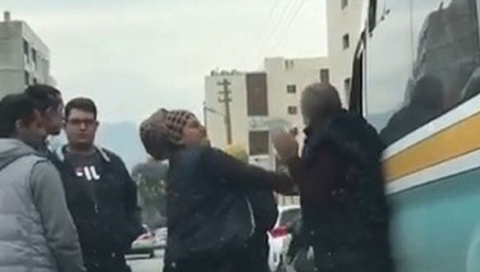 Qadın avtobusu saxlatdırıb sürücünü döydü – FOTO + VİDEO