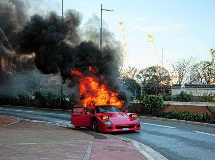 Bir neçə saat əvvəl aldığı “Ferrari F40” maşını həyətində alışıb-yanan şəxs bu üsula əl atdı  - FOTO