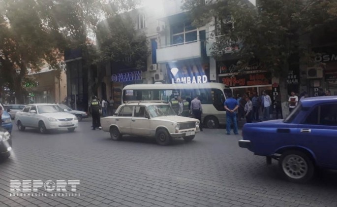 Gəncədə sərnişin daşıyan avtobus qəzaya uğrayıb - FOTO