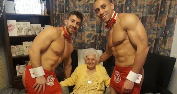 Britaniyalı yaşlı qadın yüz illiyini stiriptizçilərlə keçirdi - FOTO