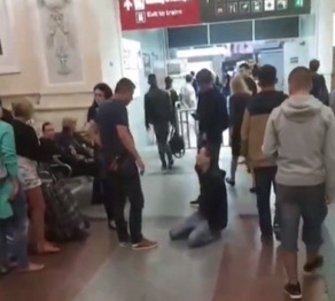 Vağzalda bıçaqla hücum edən şəxsin kimliyi müəyyənləşib – VİDEO