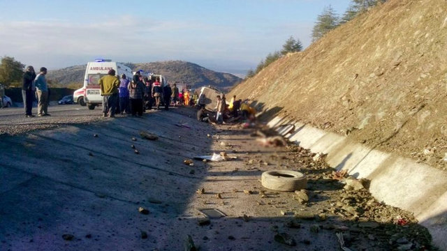 Mikroavtobus aşdı: 15 ölü. 27 yaralı - FOTO