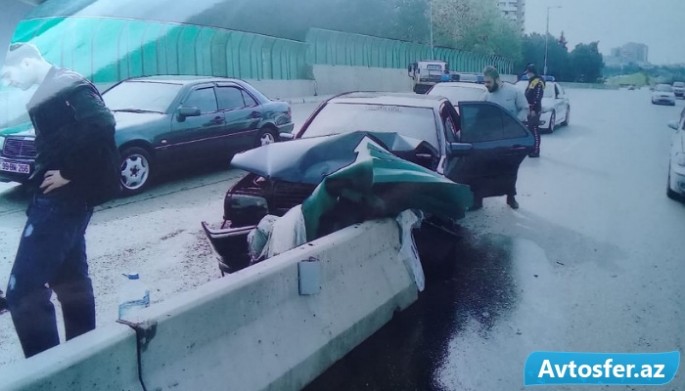 Agentliyin yolda qoyduğu betonlar daha bir qəzaya səbəb oldu - FOTO