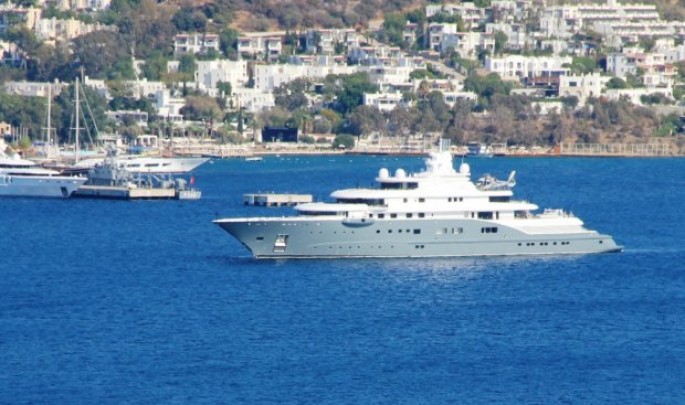 Şeyxin 300 milyon dollarlıq yaxtası açıq dənizdə lövbər atdı - FOTO