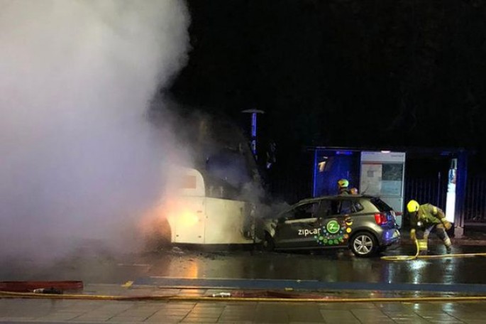 Avtobus minik avtomobili ilə toqquşdu: qəzadan sonra yanğın baş verib - FOTO