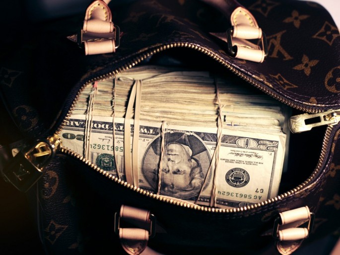 Kafedra müdiri oğlunu işə düzəltmək üçün 80 min manat pul verib