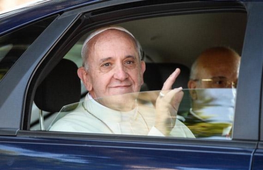 Papa zirehli maşından imtina etdi - Təhlükədən qorxmur