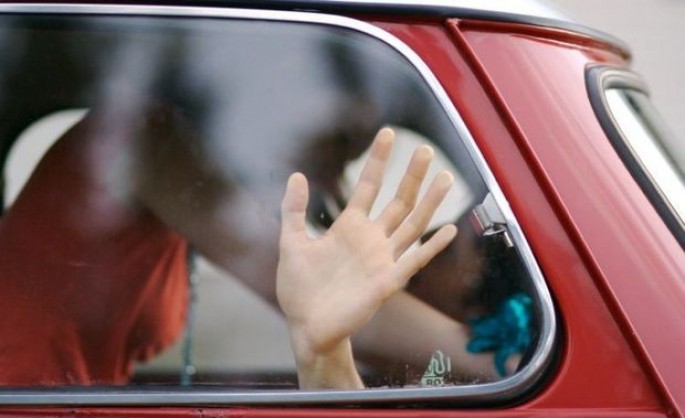 İngilis dili müəllimi avtomobilində şagirdləri cinsi istismar etdi  - FOTO