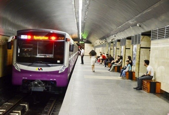 Bakı metrosunda anası ilə mübahisə edən qadın özünü qatarın altına atmaq istəyib