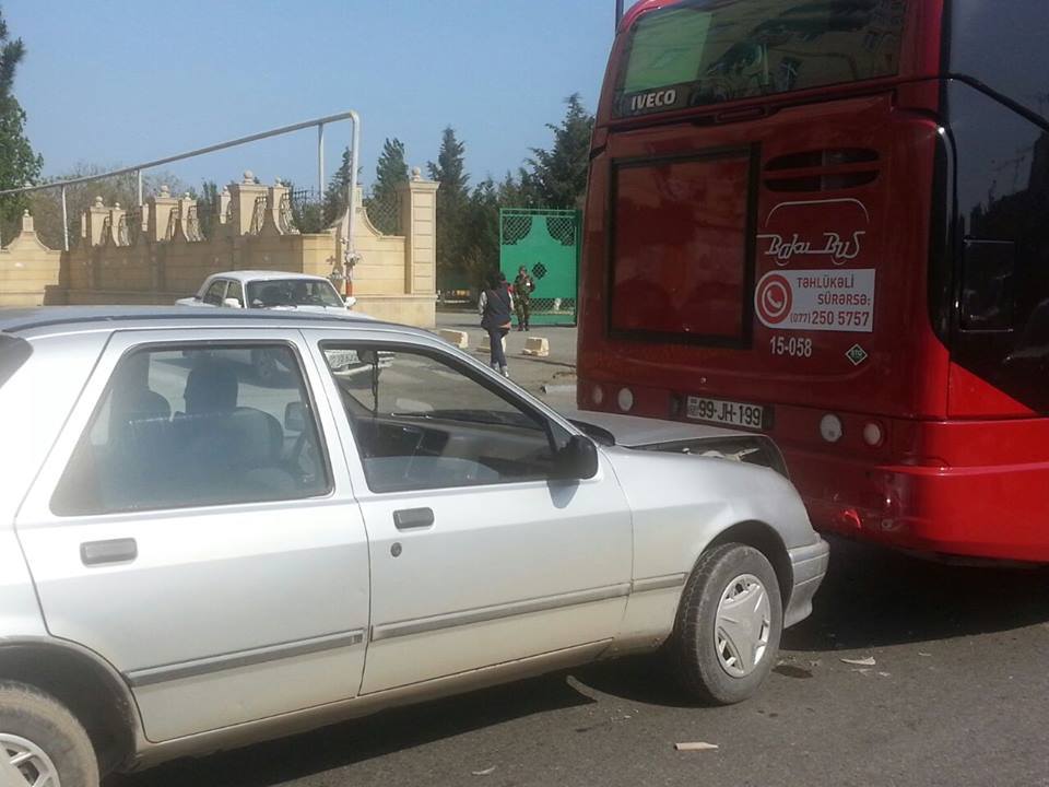 "BakuBus" avtobusuna arxadan zərbə - FOTOLAR