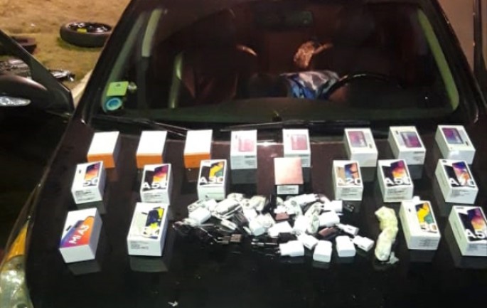 Avtomobildən qanunsuz mobil telefonlar aşkar edilib - FOTO