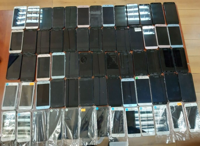 Aeroportda Koreya vətəndaşından külli miqdarda telefon götürülüb - FOTO