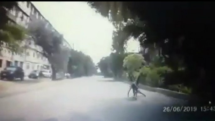 Velosipedçi son anda ölümdən döndü - Qaradağda - VİDEO