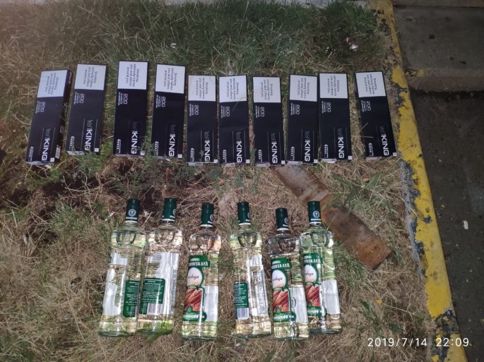 Avtomobildə gizlədilən spirtli içkilər və siqaretlər aşkarlanıb - FOTO