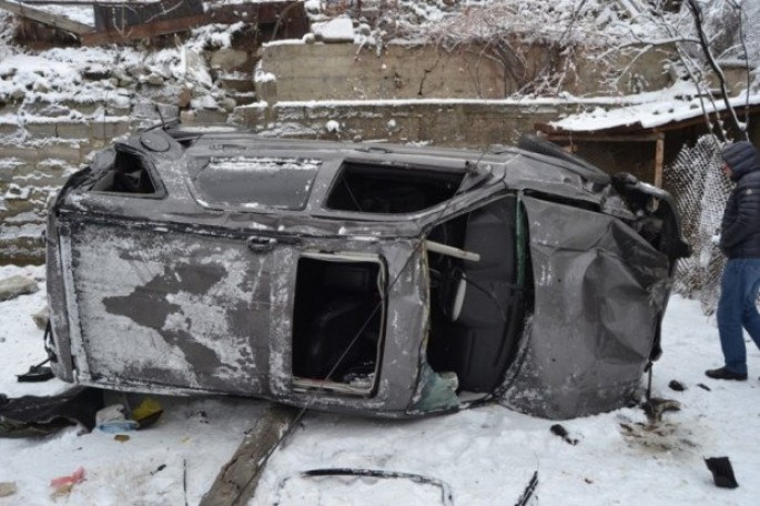 Ermənistanda hərbçilər yol qəzasına düşdü - FOTO