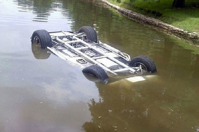 Bakıda avtomobil gölməçədə batıb, iki nəfər xilas edilib