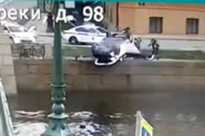 Polisdən qaçan “taksi”nin qəza görüntüsü - VİDEO