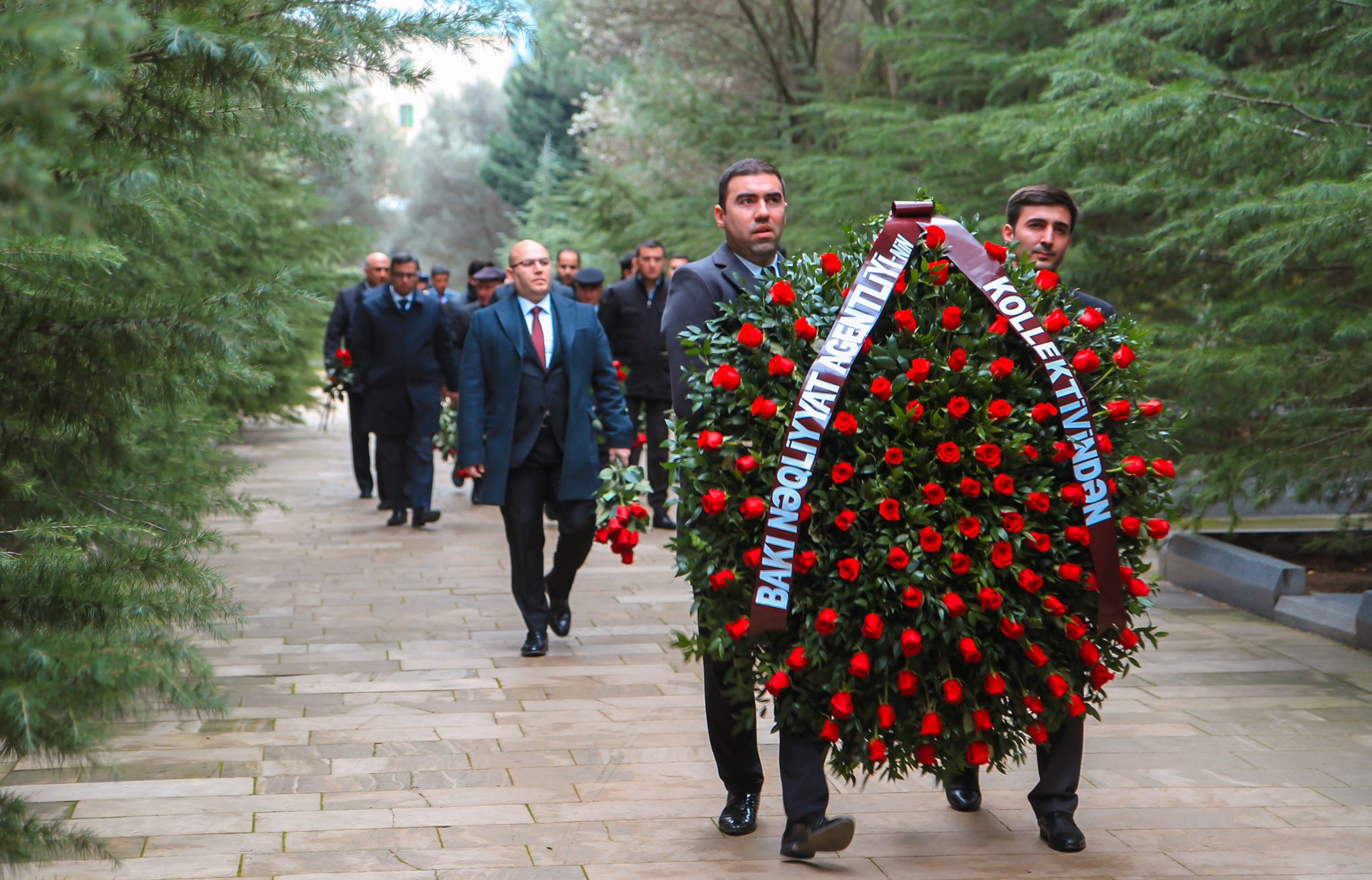 BNA kollektivi Fəxri xiyabanı və Şəhidlər xiyabanını ziyarət edib - FOTO