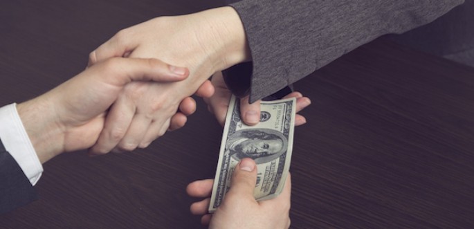 Rüşvətə görə həbs edilən şəxsin məhkəməsində mühəndis dindirilib