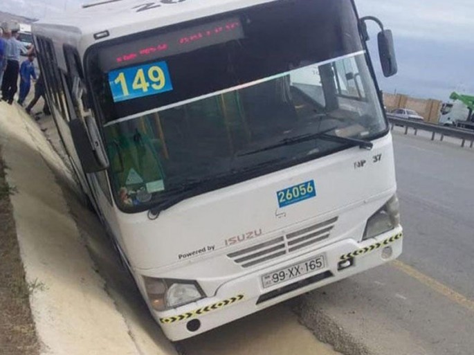 Bakıda AĞIR QƏZA: Avtobus zibil maşını ilə toqquşdu - FOTO
