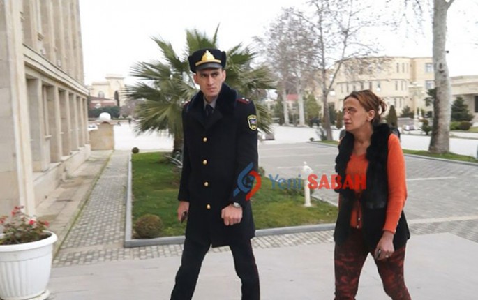 Uşaqlarını küçəyə atan ana dindirildi - FOTO