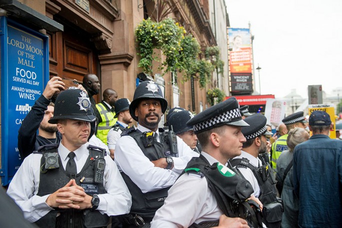 Yük avtomobilini pulsuz yemək alan insanların üstünə sürdü: 3 yaralı