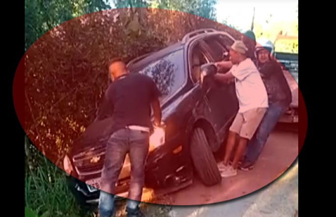 Uçurumdan aşan “Chevrolet”i əlləri ilə qurtarmaq istədilər - VİDEO