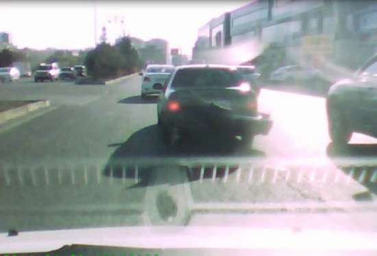 «Avtoş» taksi sürücüsü jurnalistin maşınını vurub qaçdı - VİDEO