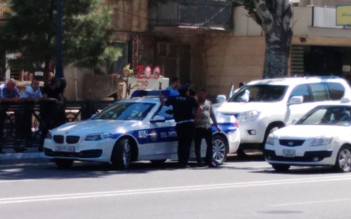 Yasamalda “VAZ 2107” “Prado”ya çırpıldı: Sürücü polislə mübahisə etdi - VİDEO