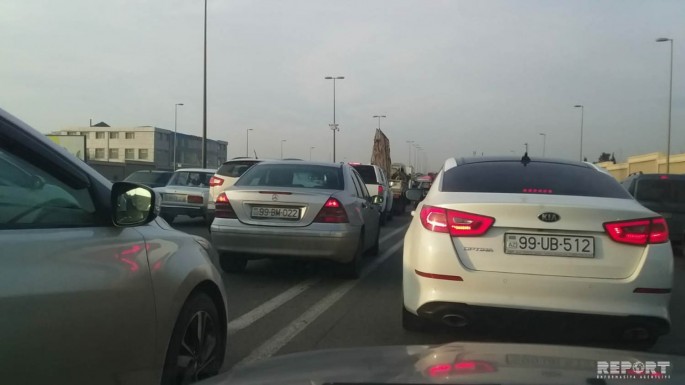 Ziya Bünyadov prospektində yol qəza: yolda tıxac yaranıb - FOTO