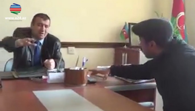 Məmurun rüşvət qalmaqalı: “Sənin ağzını cırdıraram!” – VİDEO