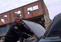Maştağada polis əməkdaşı maşında kartof satır – ŞOK VİDEO