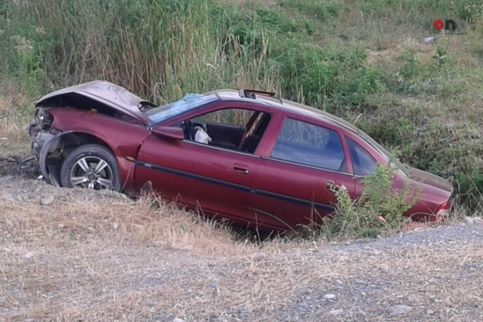 Ucarda maşın aşdı: 2 yaralı