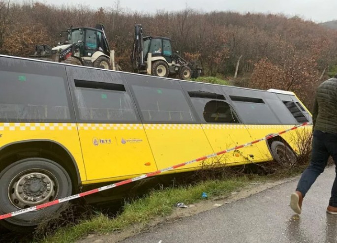 Marşrut avtobusu aşdı: 1-i ağır, 12 yaralı - FOTO