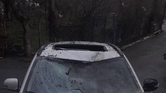 Bakıda güclü külək su çənini binanın damından avtomobilin üstünə atdı - FOTO