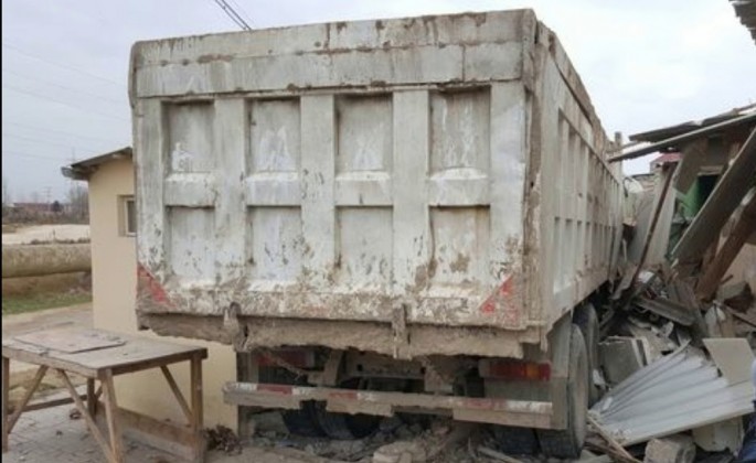 Bakıda yük maşını divara çırpılıb