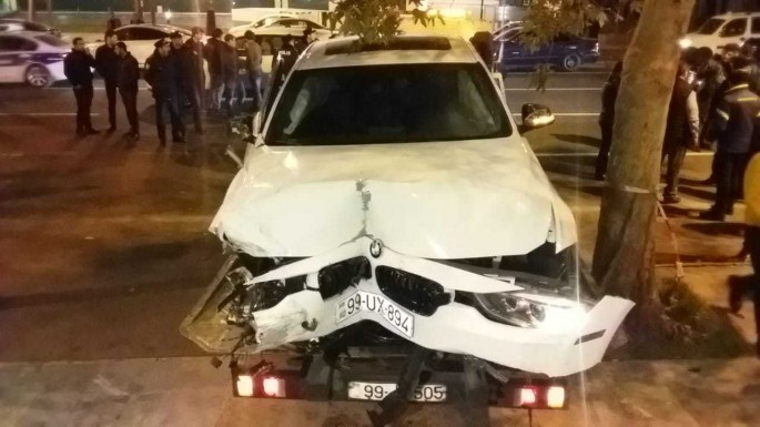 “BMW” otelin giriş qapısına çırpılıb - FOTO