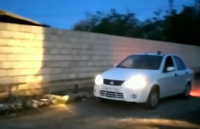 Maşının üstünə "miqalka" taxıb "polislik" edən sürücü - VİDEO